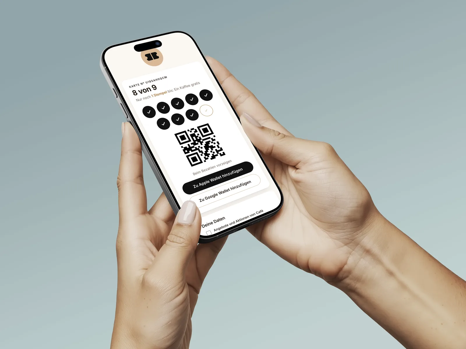 Eine Hand hält ein Handy mit der Stempelkarte: acht von neun Feldern gesetzt