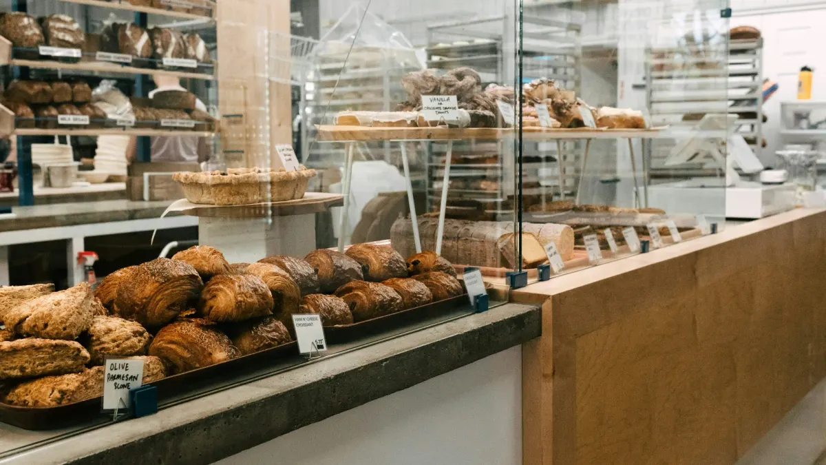 Verkaufstresen einer Bäckerei mit Gebäck in der Auslage