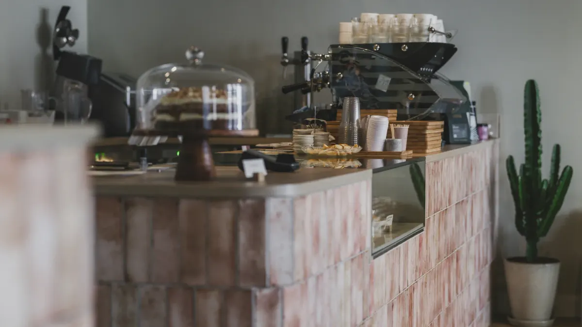 Tresen eines Cafés mit Kuchen und Espressomaschine